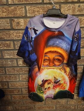 Festive Santa Claus Graphic Tee in Multicolor Size Small